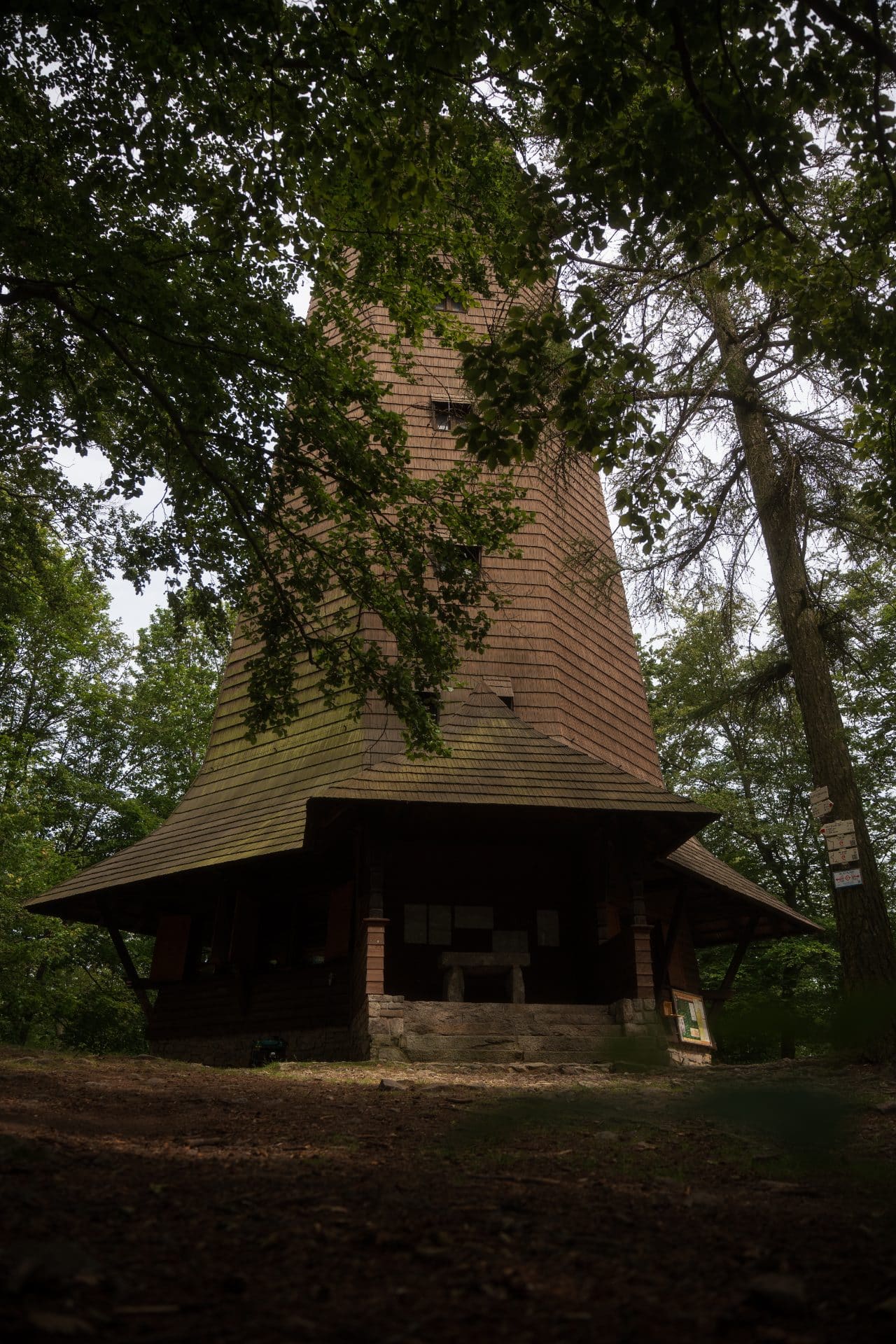 Detail dřevěné rozhledny na vrcholu Velkého Blaníku