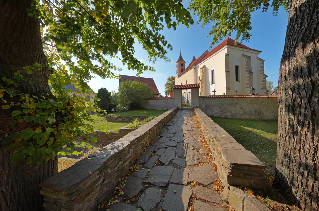 Přístupová cesta a brána ke kostelu svatého Bartoloměje v Kondraci