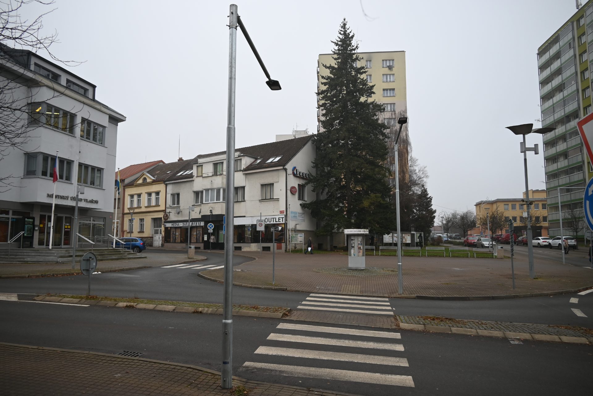 Budova Městského úřadu ve Vlašimi s pohledem do ulice Jana Masaryka