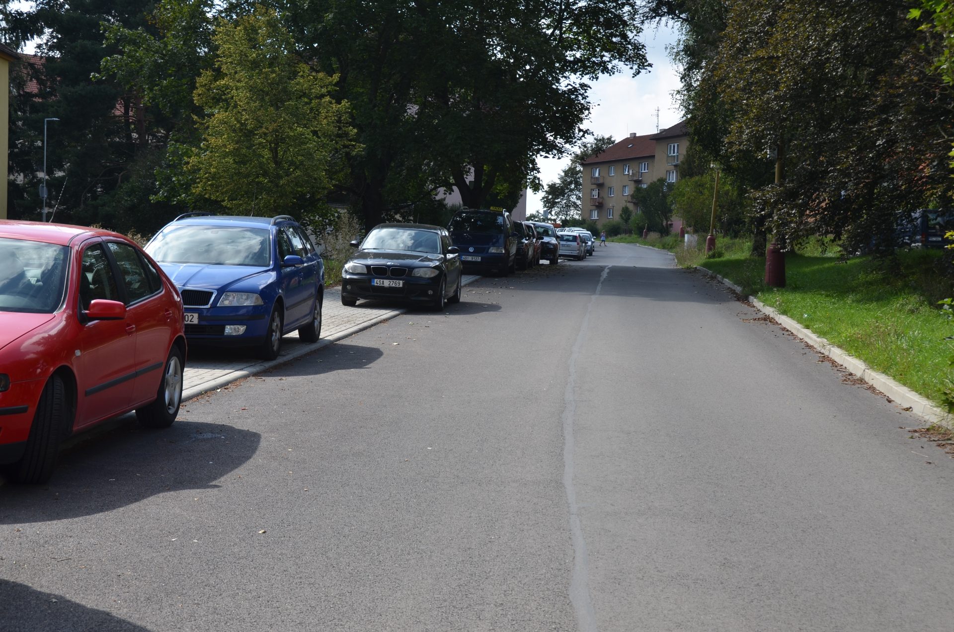 Řada zaparkovaných aut ve vlašimské ulici
