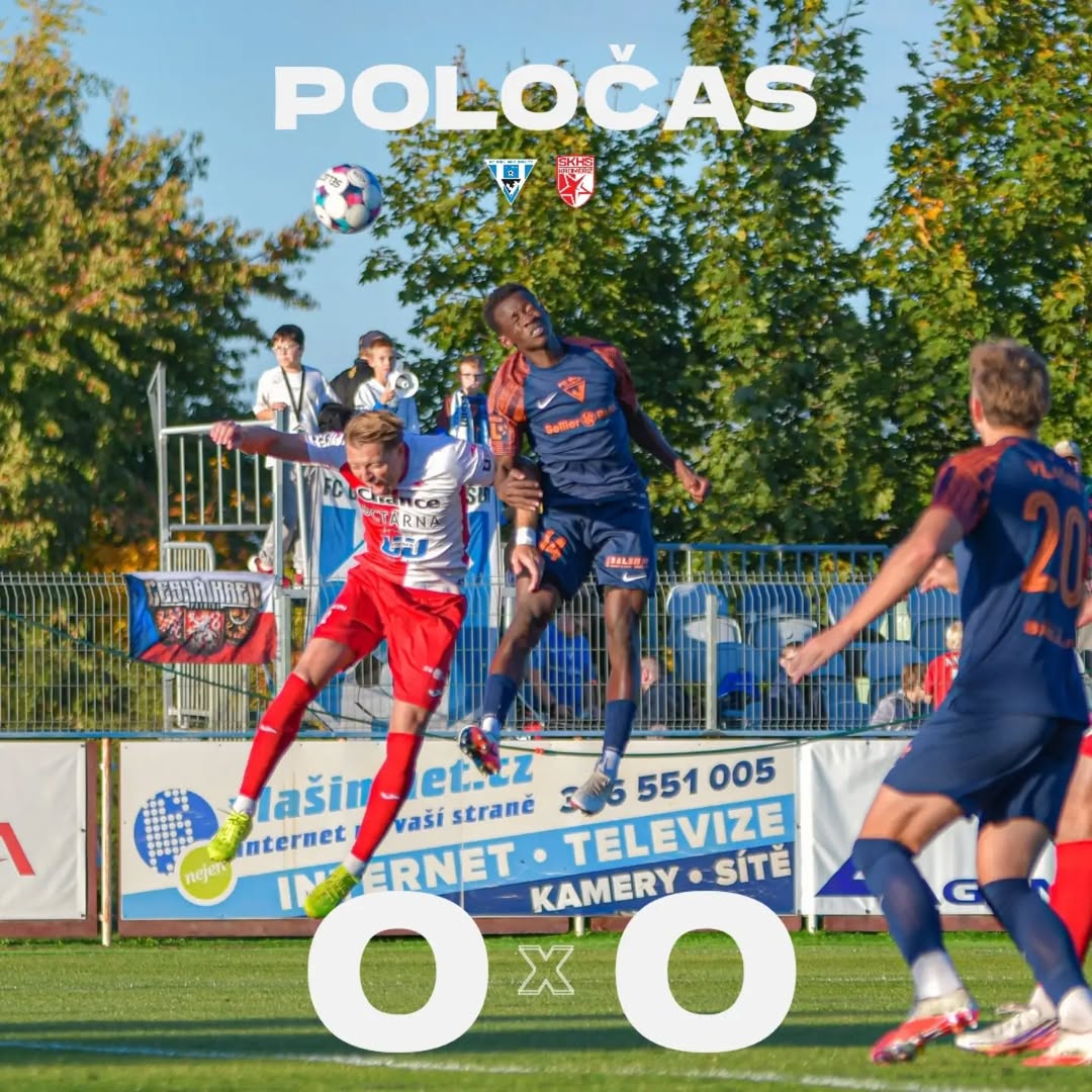Hlavičkový souboj hráčů Vlašimi a Kroměříže v prvním poločase zápasu