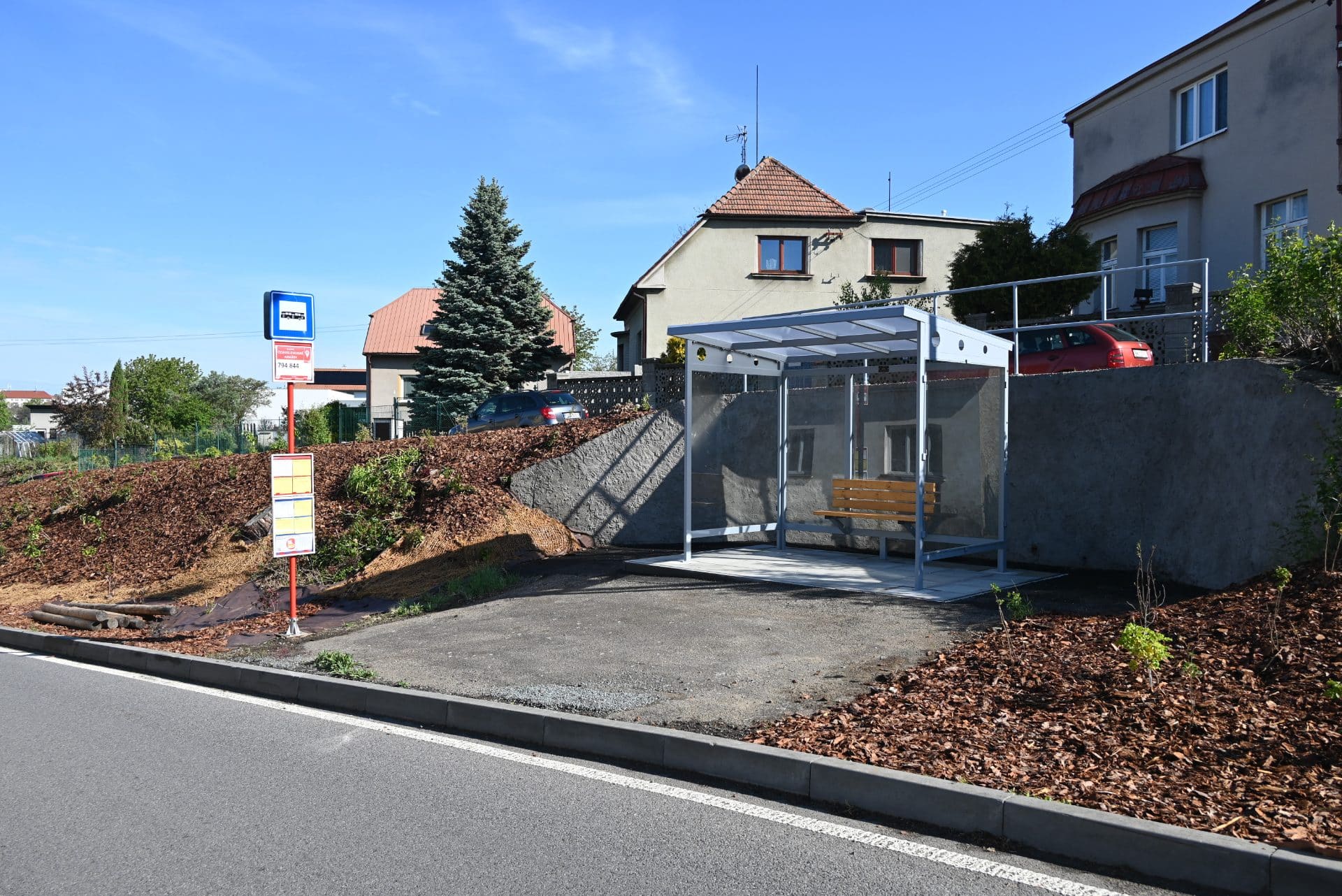 Nová autobusová zastávka s proskleným přístřeškem ve Vlašimi