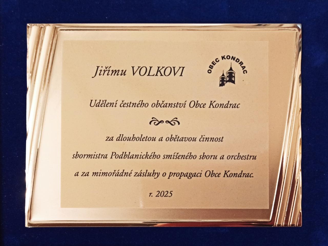 Plaketa čestného občanství obce Kondrac udělená Jiřímu Volkovi za vedení Podblanického smíšeného sboru