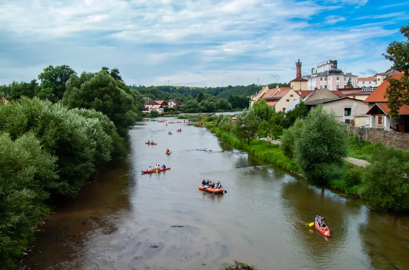 Řeka Sázava a barokní zámek v městysi Kácov