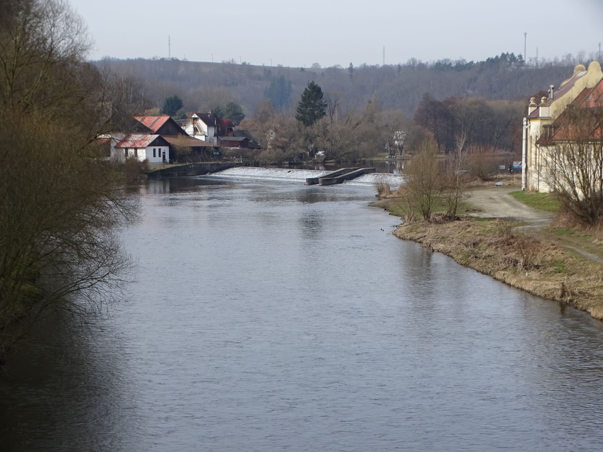 Jez na řece Sázavě u Kácova, pohled z mostu na širší tok řeky