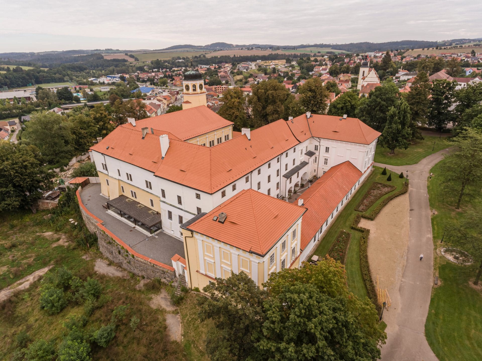 Letecký pohled na vlašimský zámek nad městem