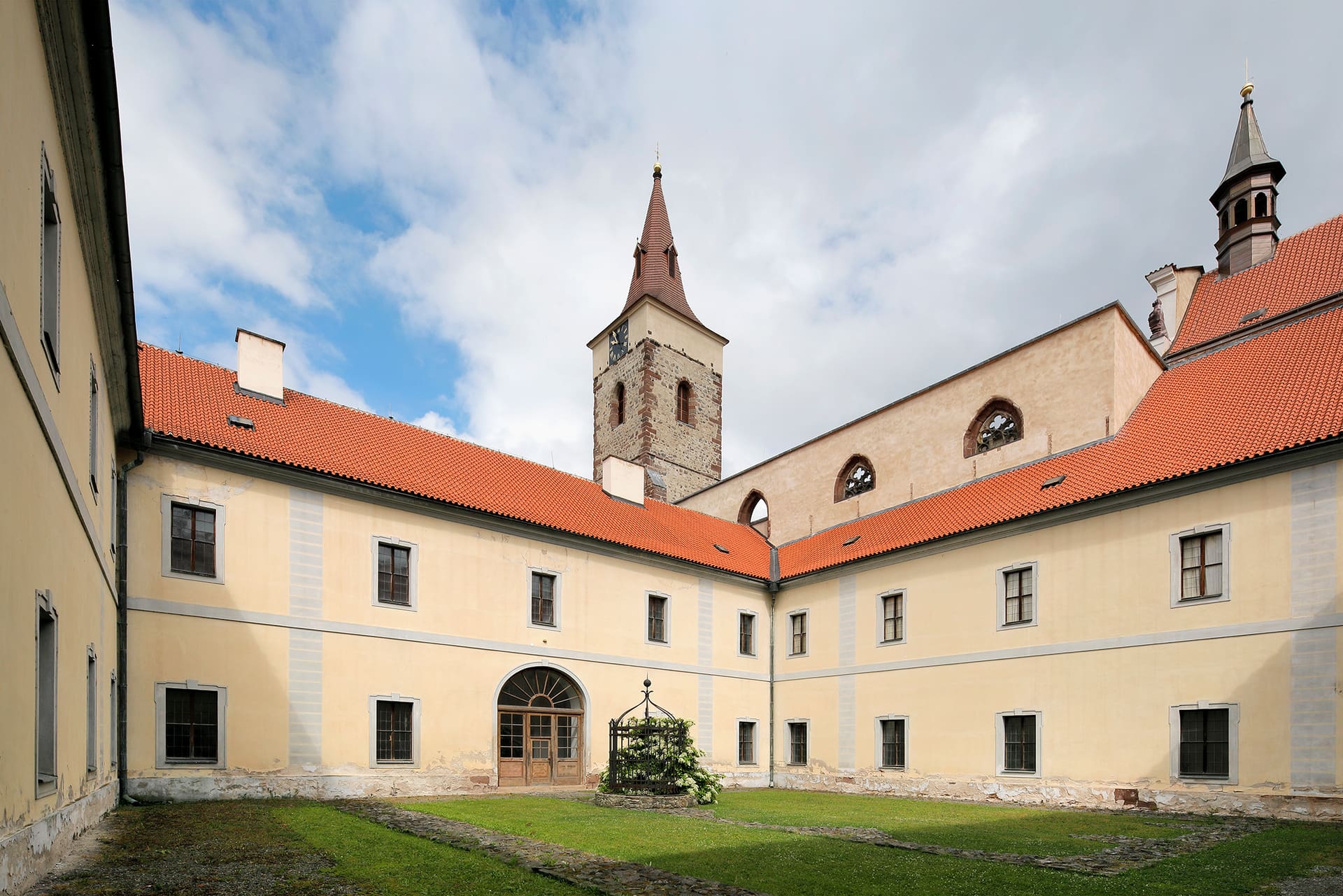 Rajský dvůr Sázavského kláštera s věží kostela