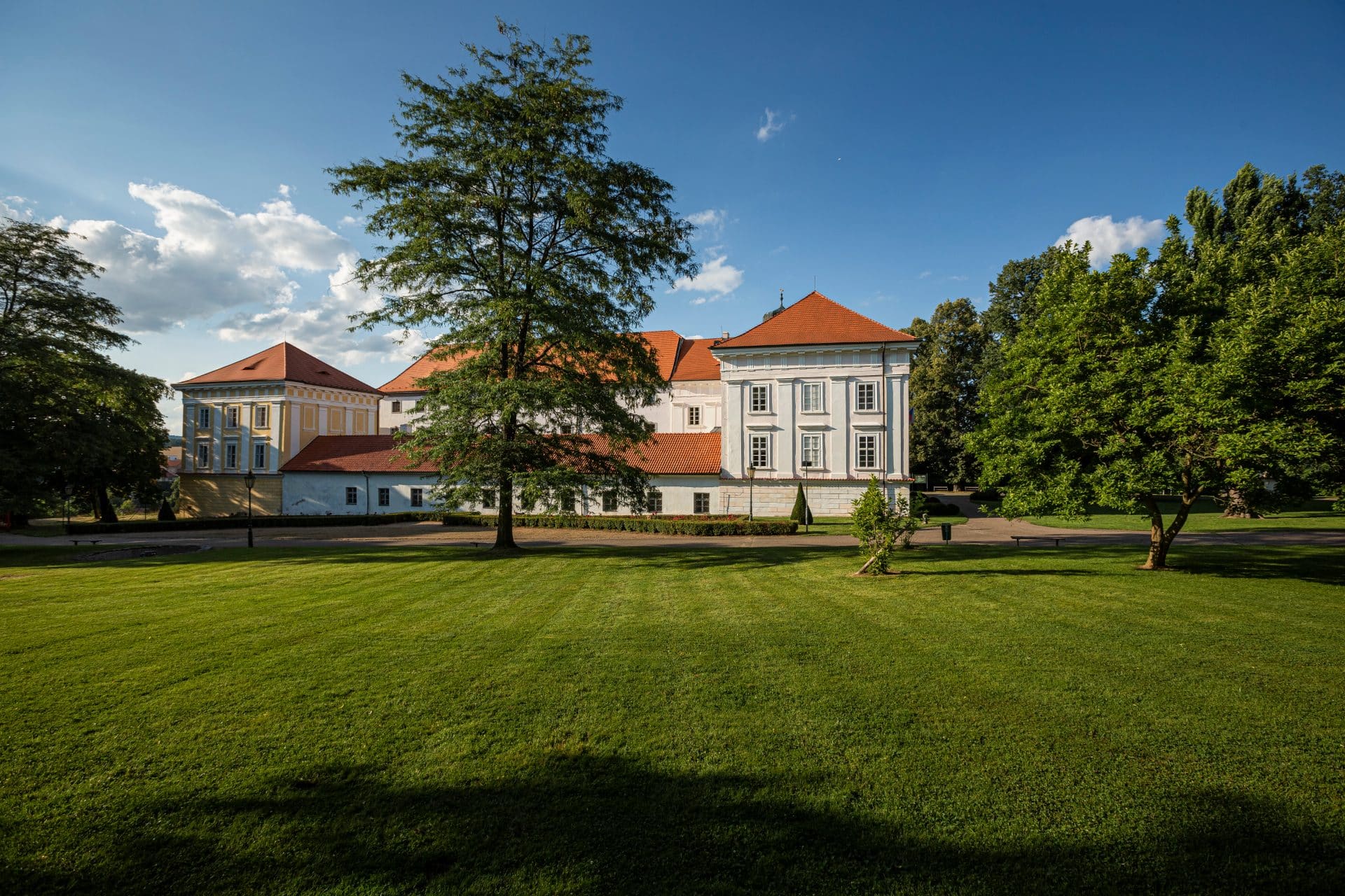 Zámek Vlašim ze zámeckého parku v létě