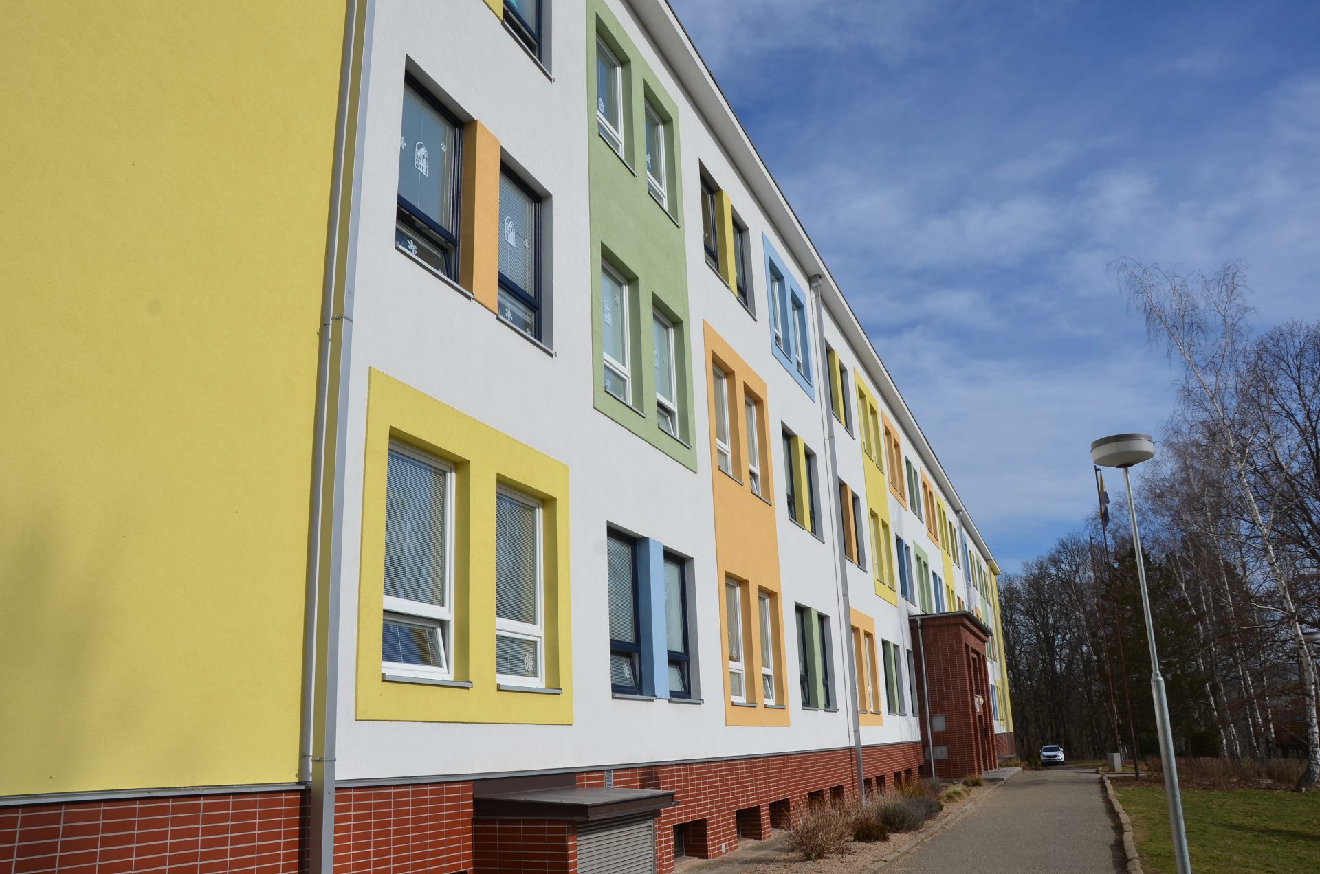 Barevná fasáda Základní školy Sídliště ve Vlašimi