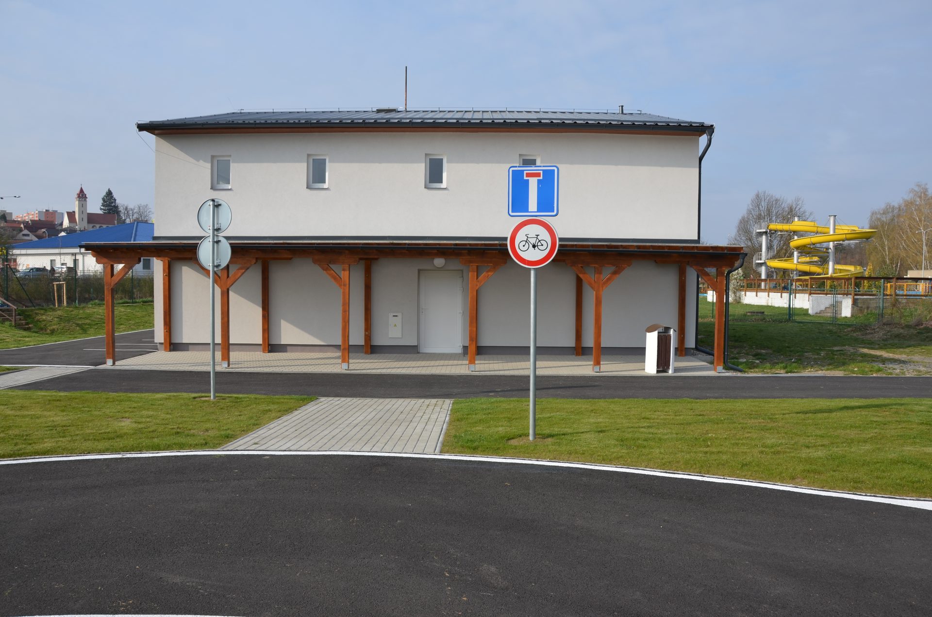 Zázemí letního koupaliště Na Lukách s tobogánem a dopravním hřištěm
