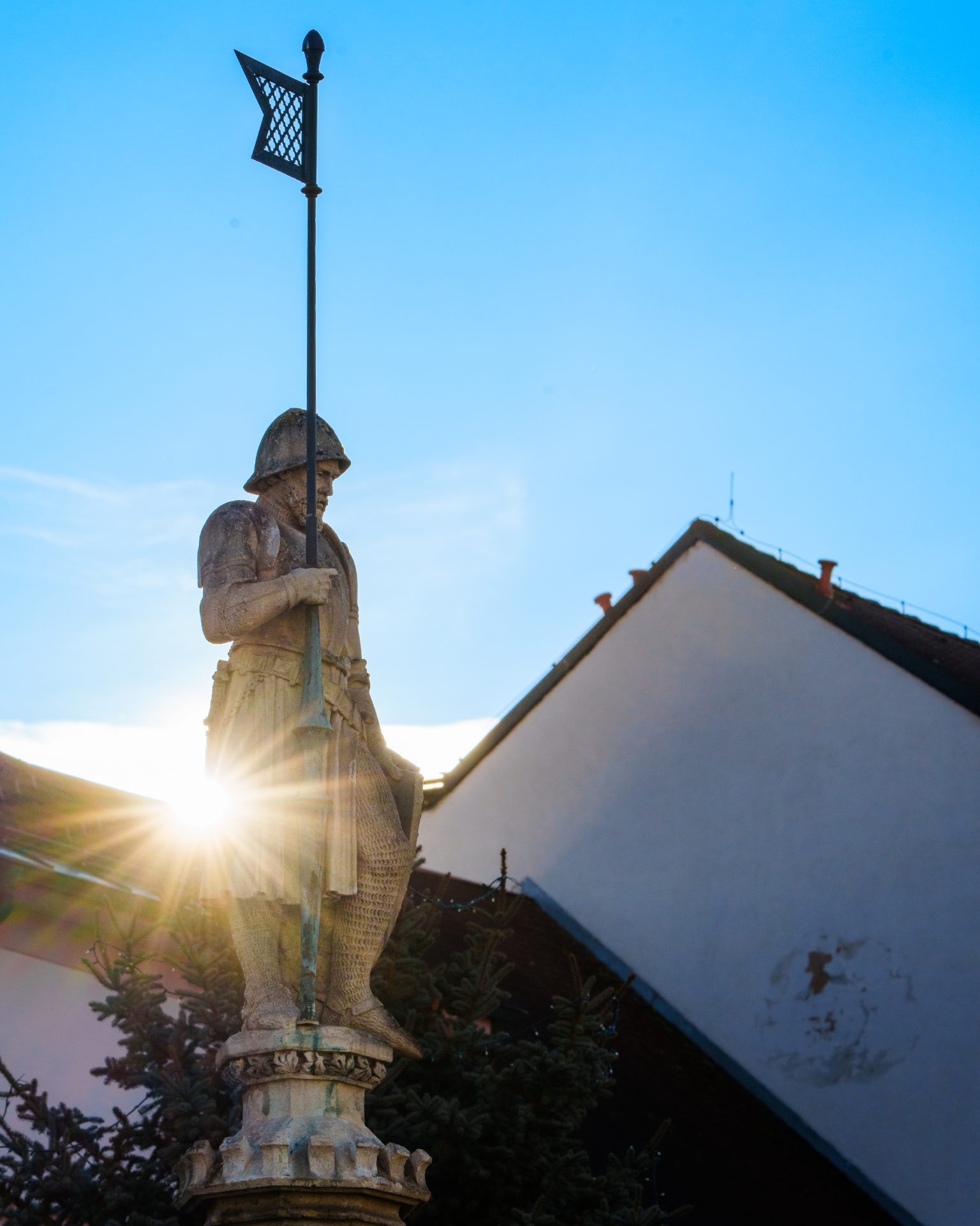 Socha rytíře na pseudogotické kašně na Žižkově náměstí ve Vlašimi