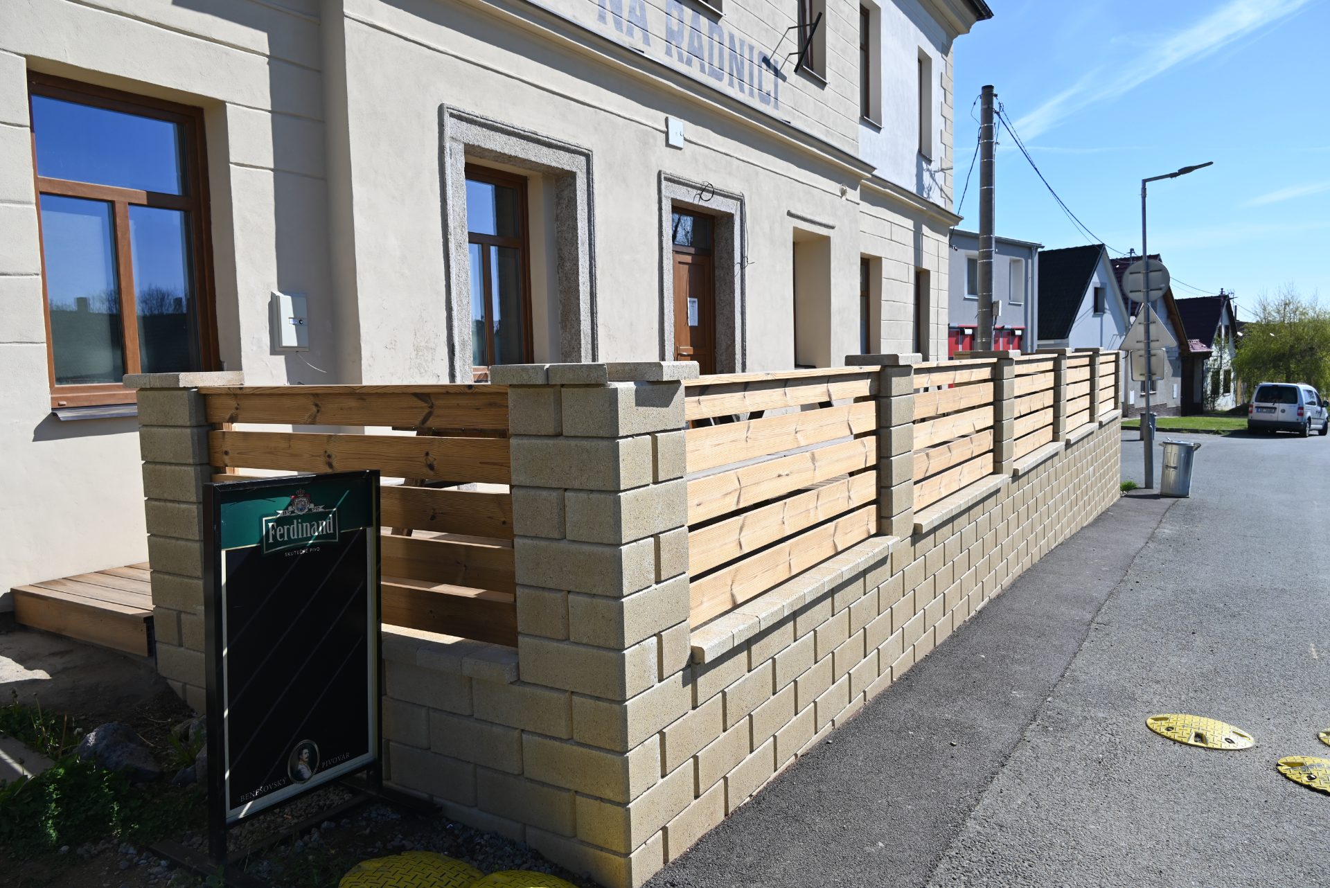 Venkovní terasa restaurace Na Radnici v Domašíně