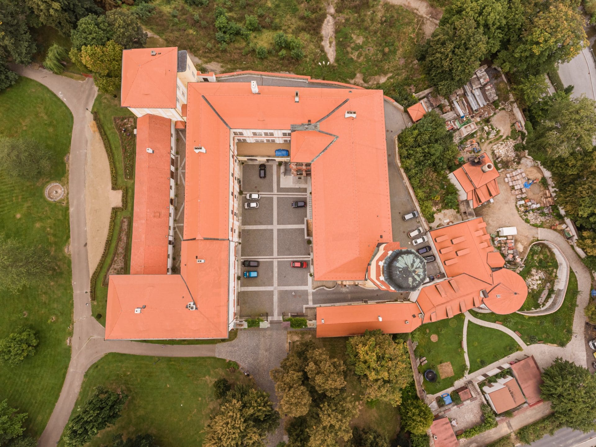 Letecký pohled na vlašimský zámek s nádvořím a zámeckou věží