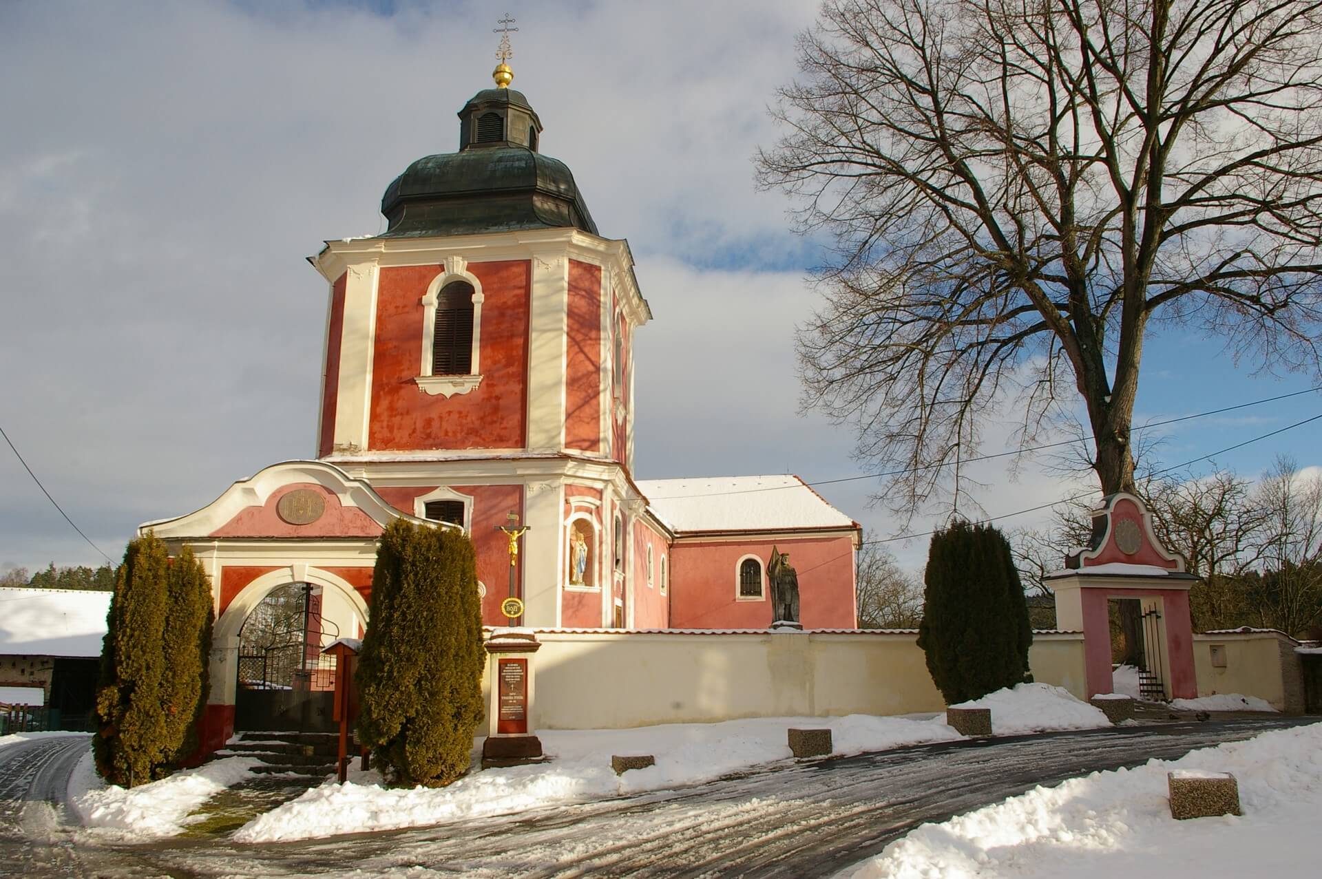 Poutní kostel sv. Matouše na Hrádku, vstupní brána a ohradní zeď