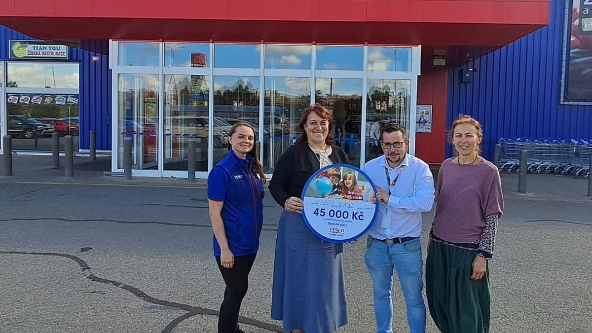 Předání plakety za 45 000 Kč z programu Správný start před Tescem Vlašim