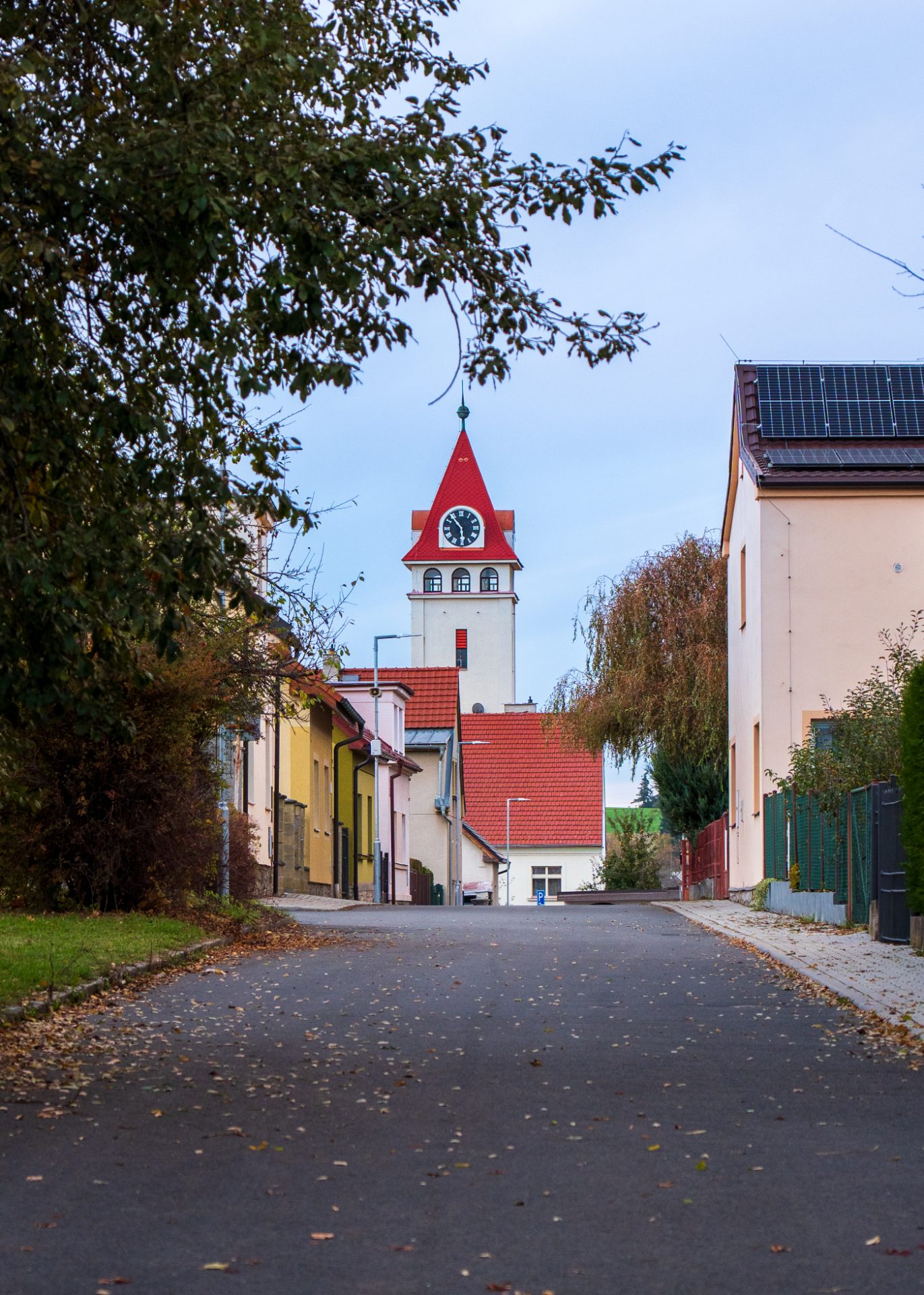 Věž Husova sboru ve Vlašimi při pohledu z přilehlé ulice