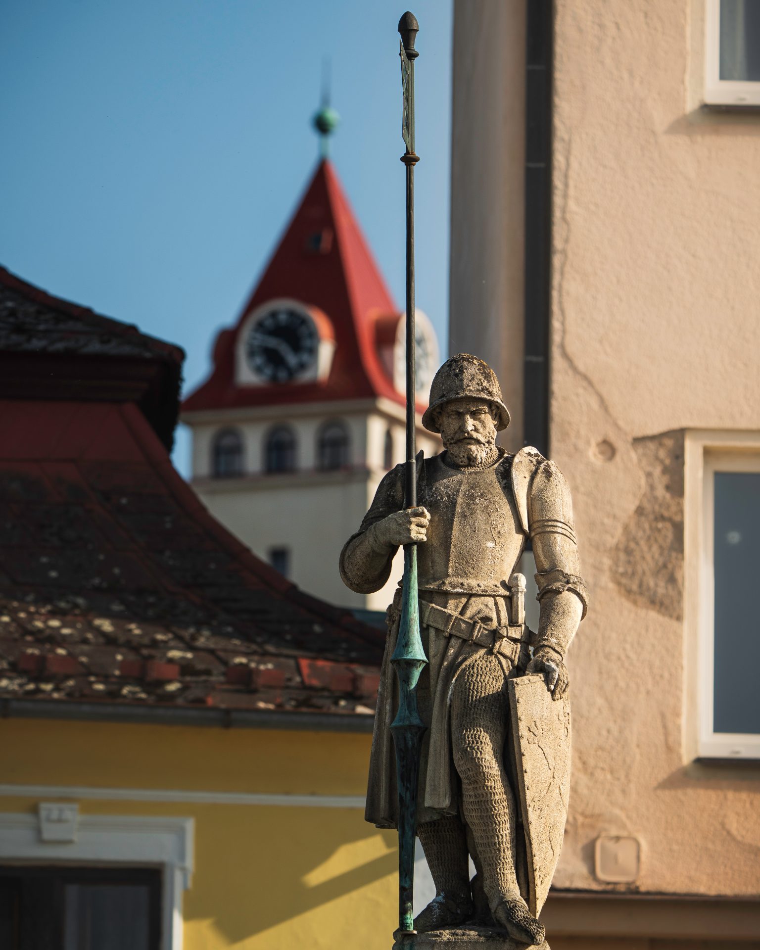 Socha Rytíře na pseudogotické kašně na Žižkově náměstí ve Vlašimi