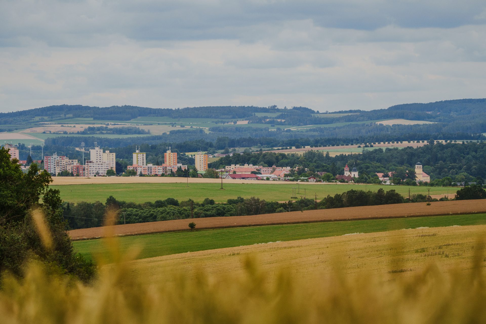 Panorama Vlašimi a okolní zvlněné krajiny Podblanicka