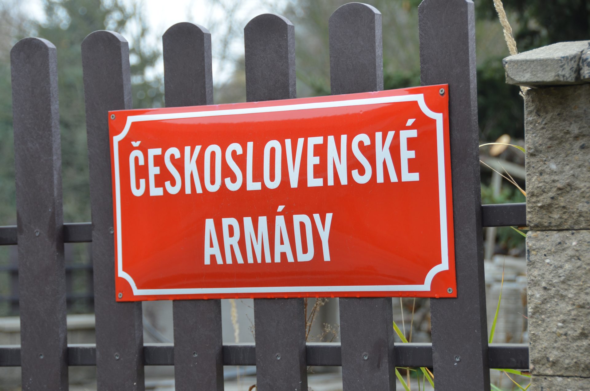 Uliční cedule v ulici Československé armády ve Vlašimi