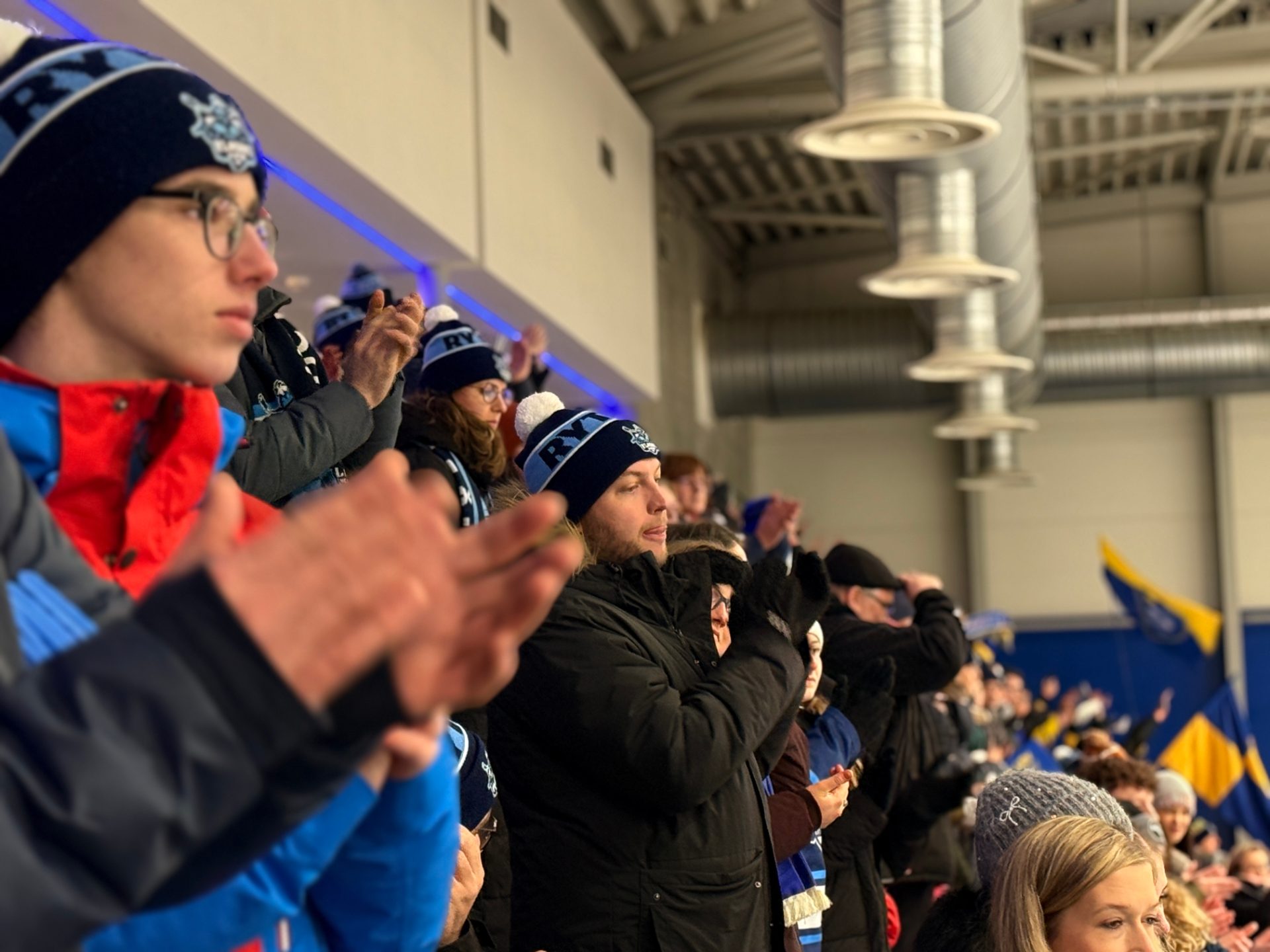 Tleskající fanoušci na tribuně vlašimského zimního stadionu