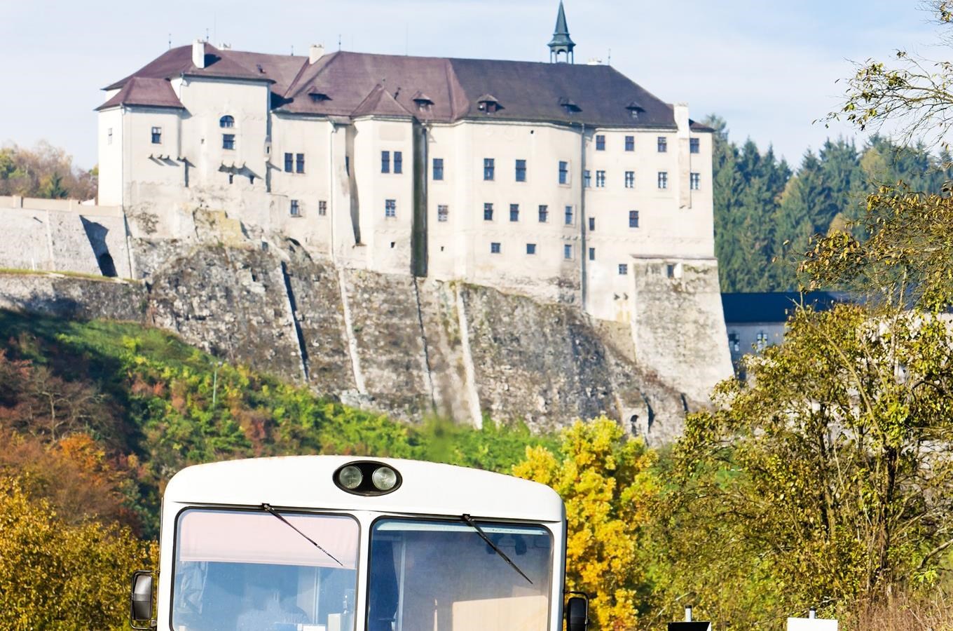 Historický Posázavský motoráček pod hradem Český Šternberk