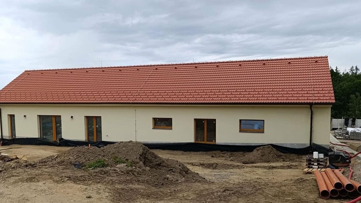 Budova denních stacionářů Charity Vlašim v Bolince před dokončením