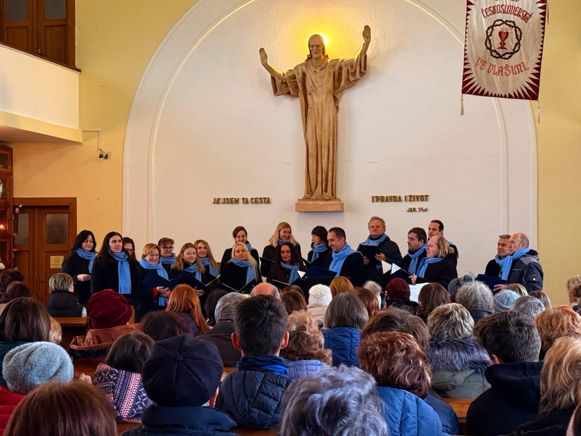 Koncert pěveckého sboru v interiéru Husova sboru ve Vlašimi