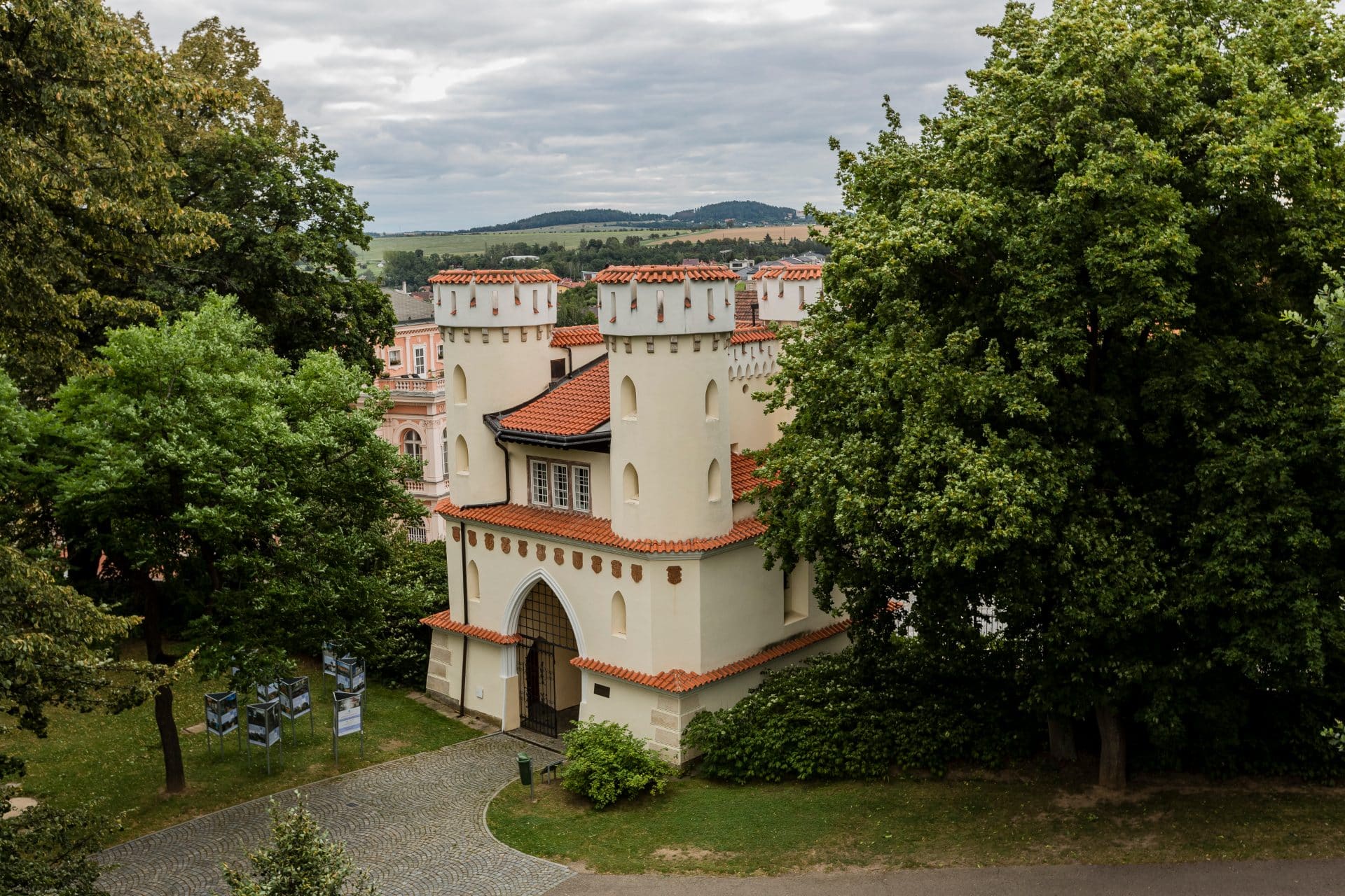 Vlašimská brána v zámeckém parku, místo konání pohádkového léta