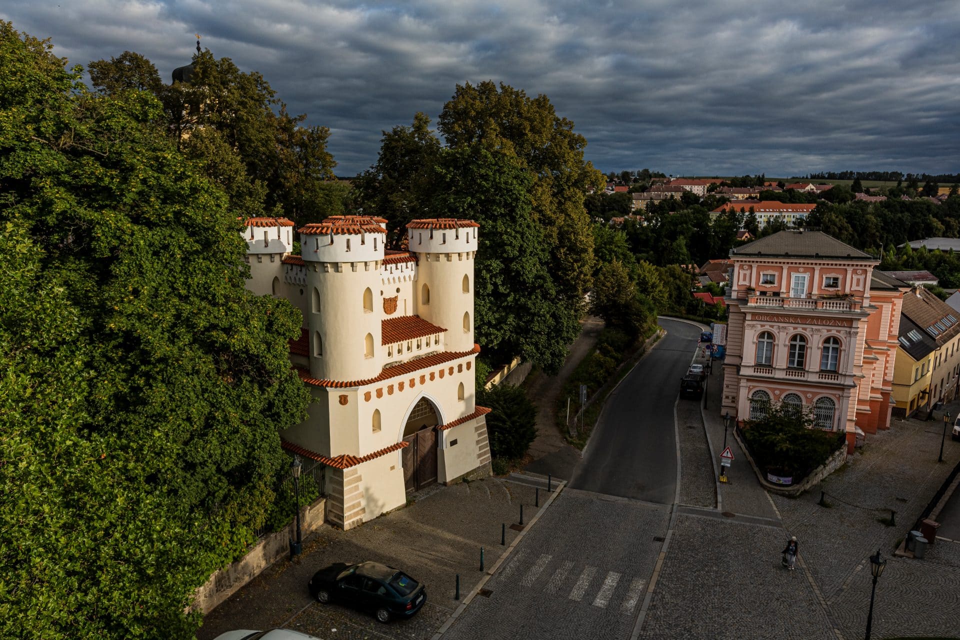 Vlašimská brána jako vstup do zámeckého parku od města