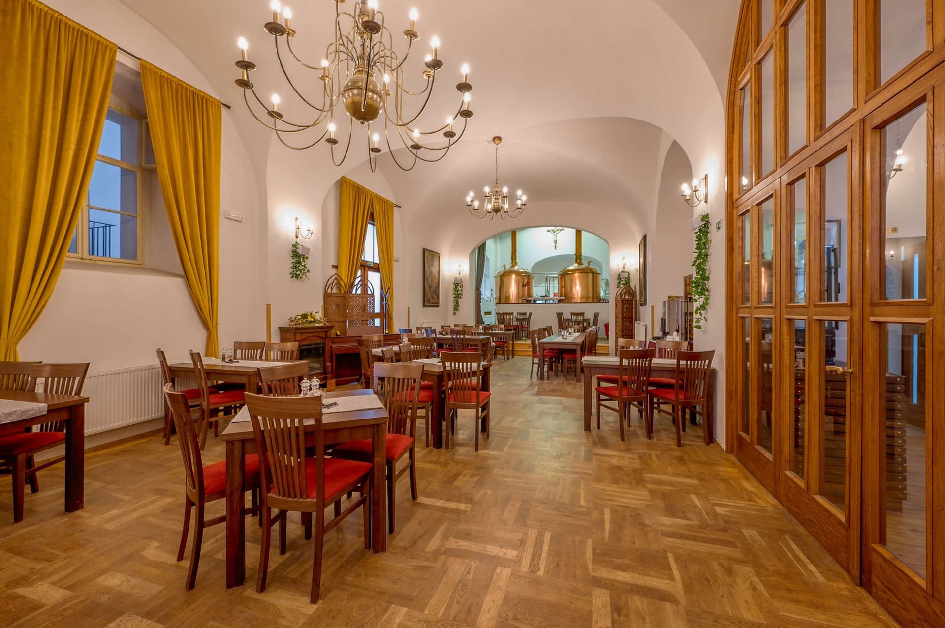 Klášterní restaurace a pivovar v Želivě s měděnými varnami