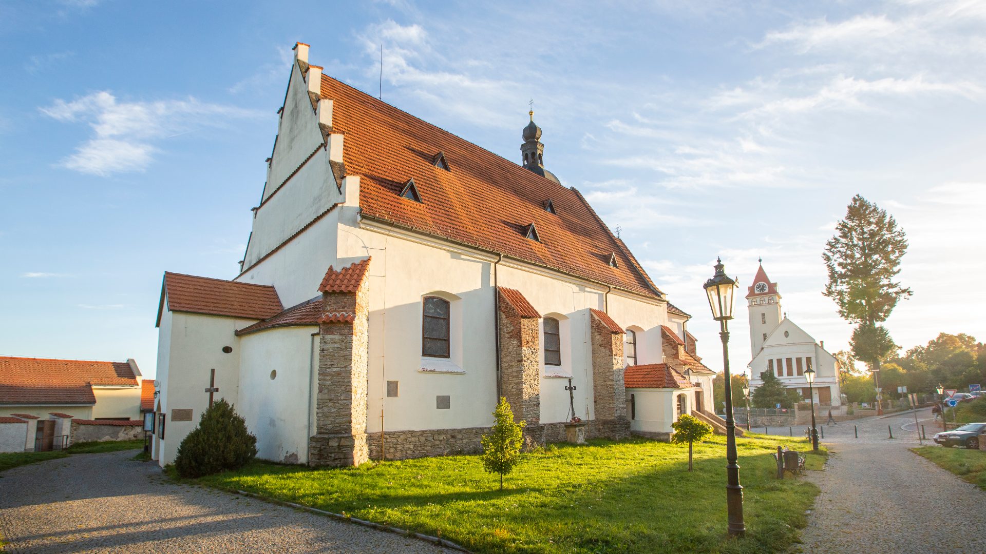Kostel svatého Jiljí ve Vlašimi za ranního slunce