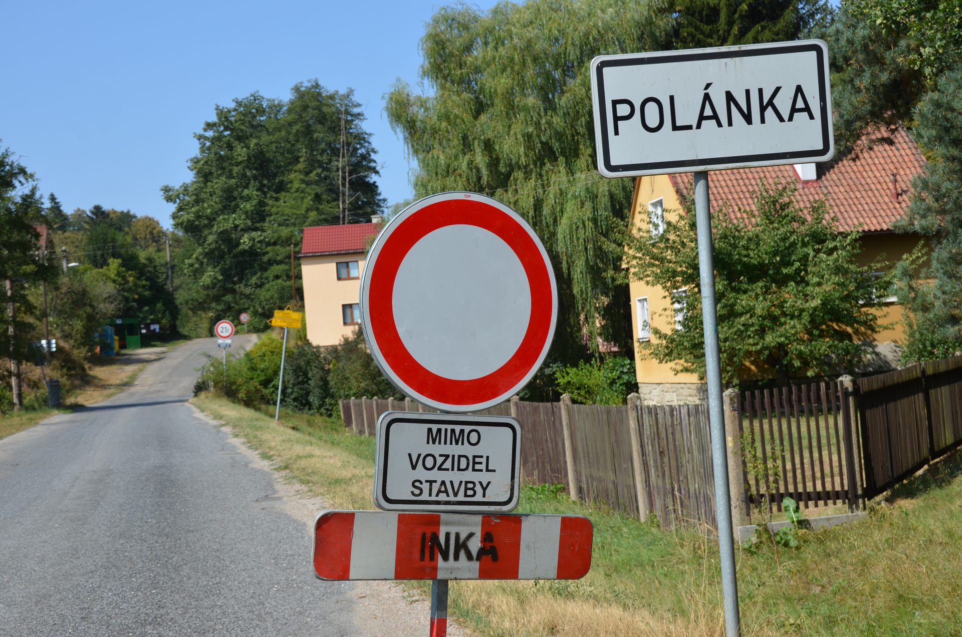 Vjezd do obce Polánka na okruhu Vlašimské aleje