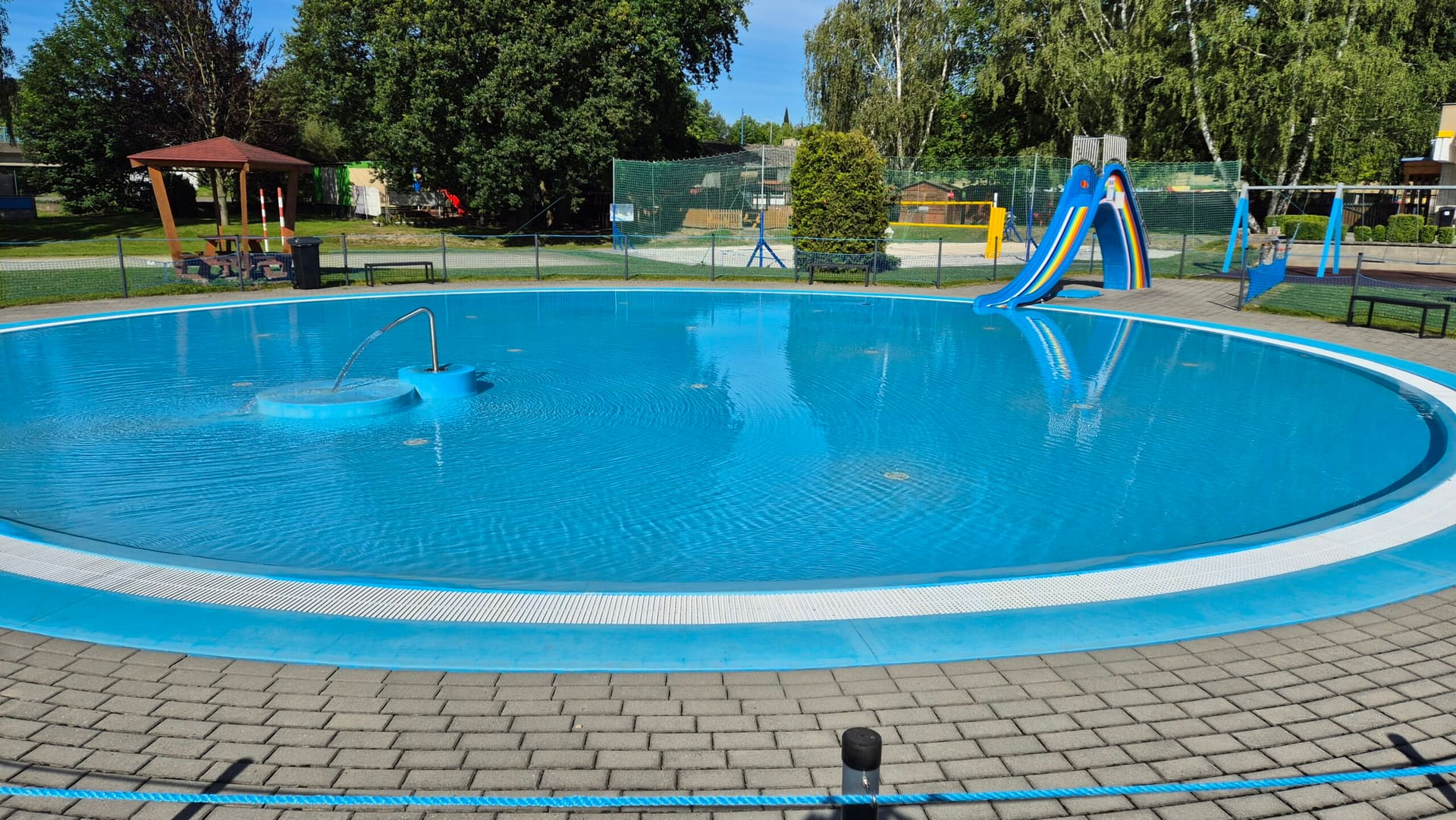 Brouzdaliště se skluzavkou a vodním hřibem na koupališti Na Lukách ve Vlašimi
