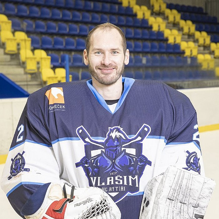 Předseda klubu HC Rytíři Vlašim Michal Holánek v klubovém dresu na zimním stadionu