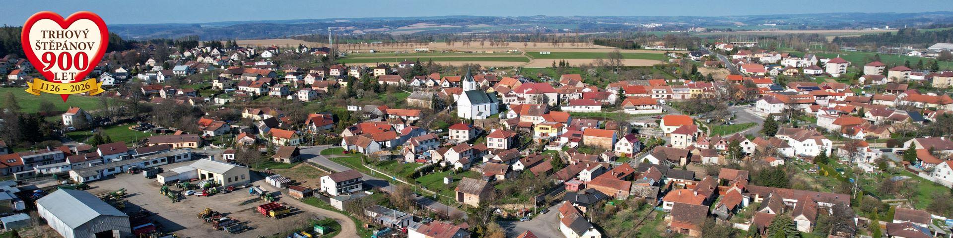 Letecký pohled na Trhový Štěpánov s kostelem svatého Bartoloměje