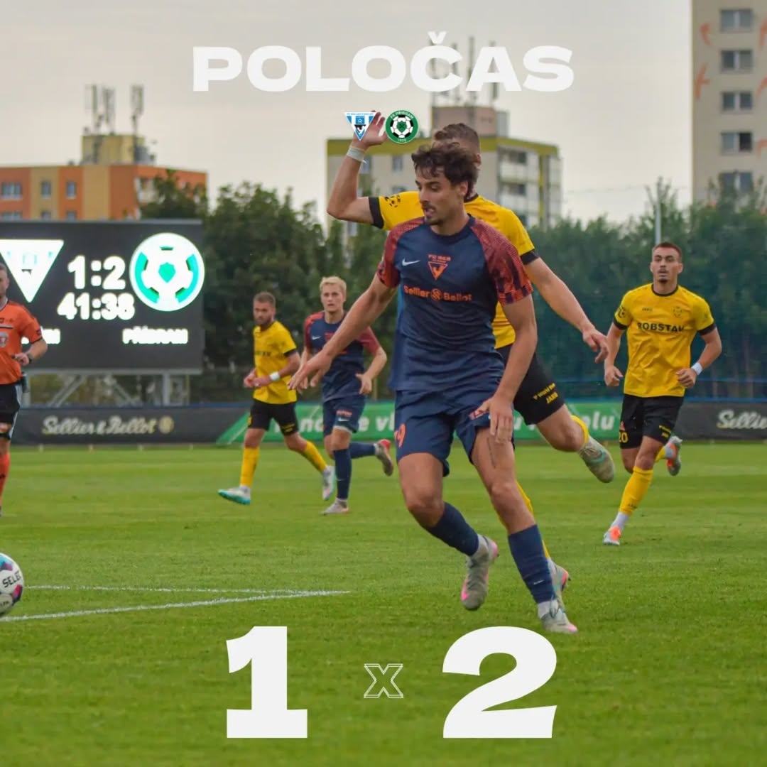 Momentka z prvního poločasu zápasu Vlašim vs. Příbram, světelná tabule ukazuje stav 1:2