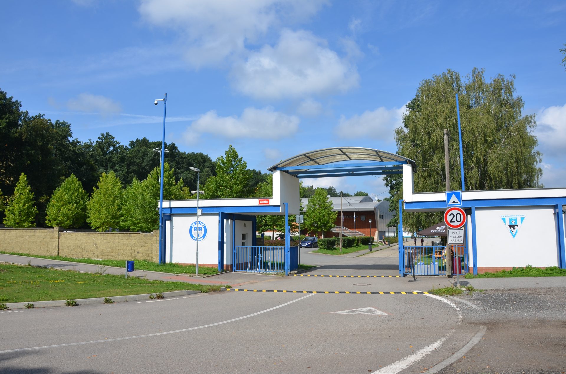 Vstupní brána sportovního areálu Na Lukách ve Vlašimi