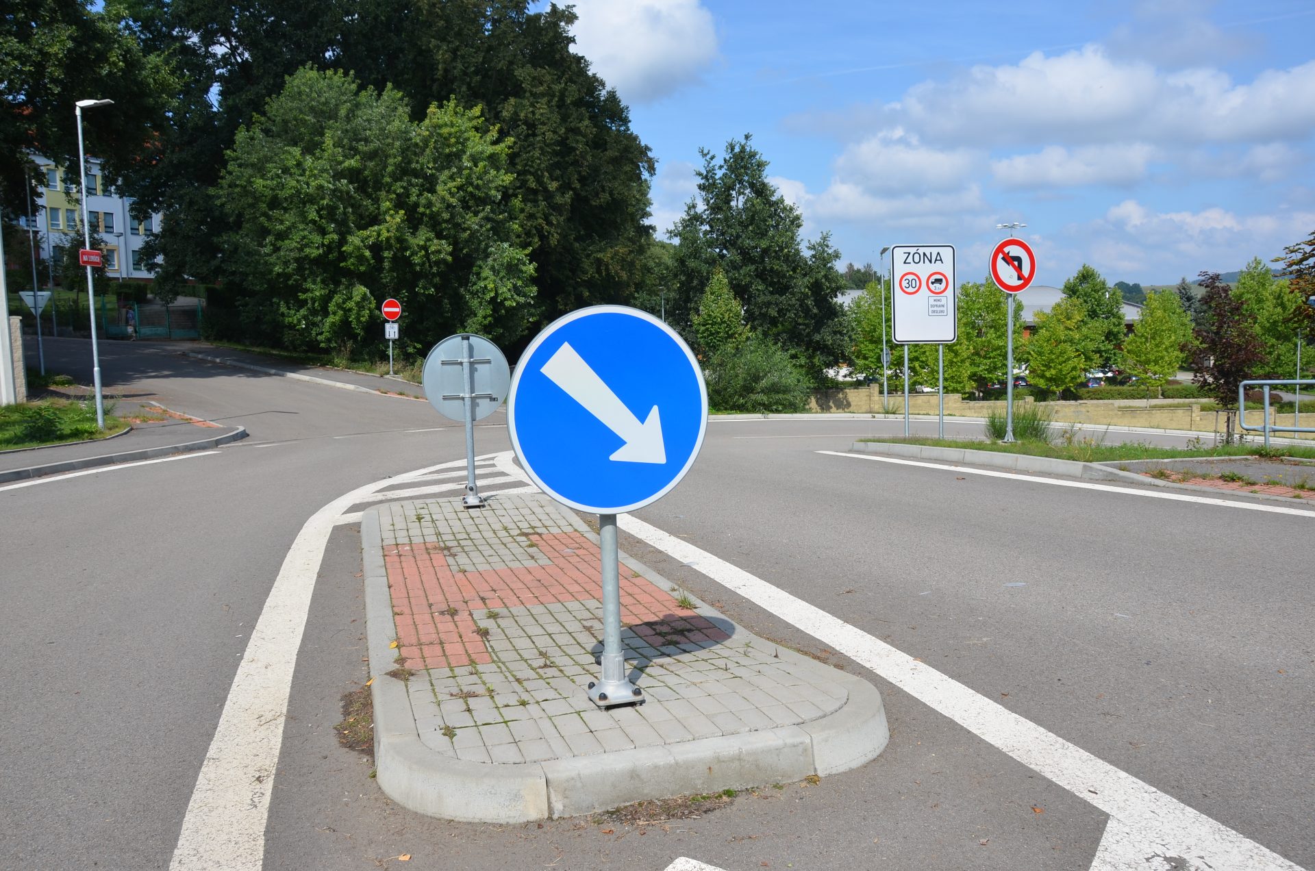 Dopravní značení a dělicí ostrůvek v ulicích Vlašimi