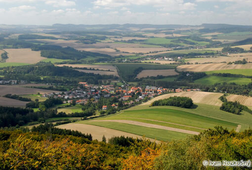 Výhled z rozhledny na Velkém Blaníku na Louňovice pod Blaníkem a Podblanicko