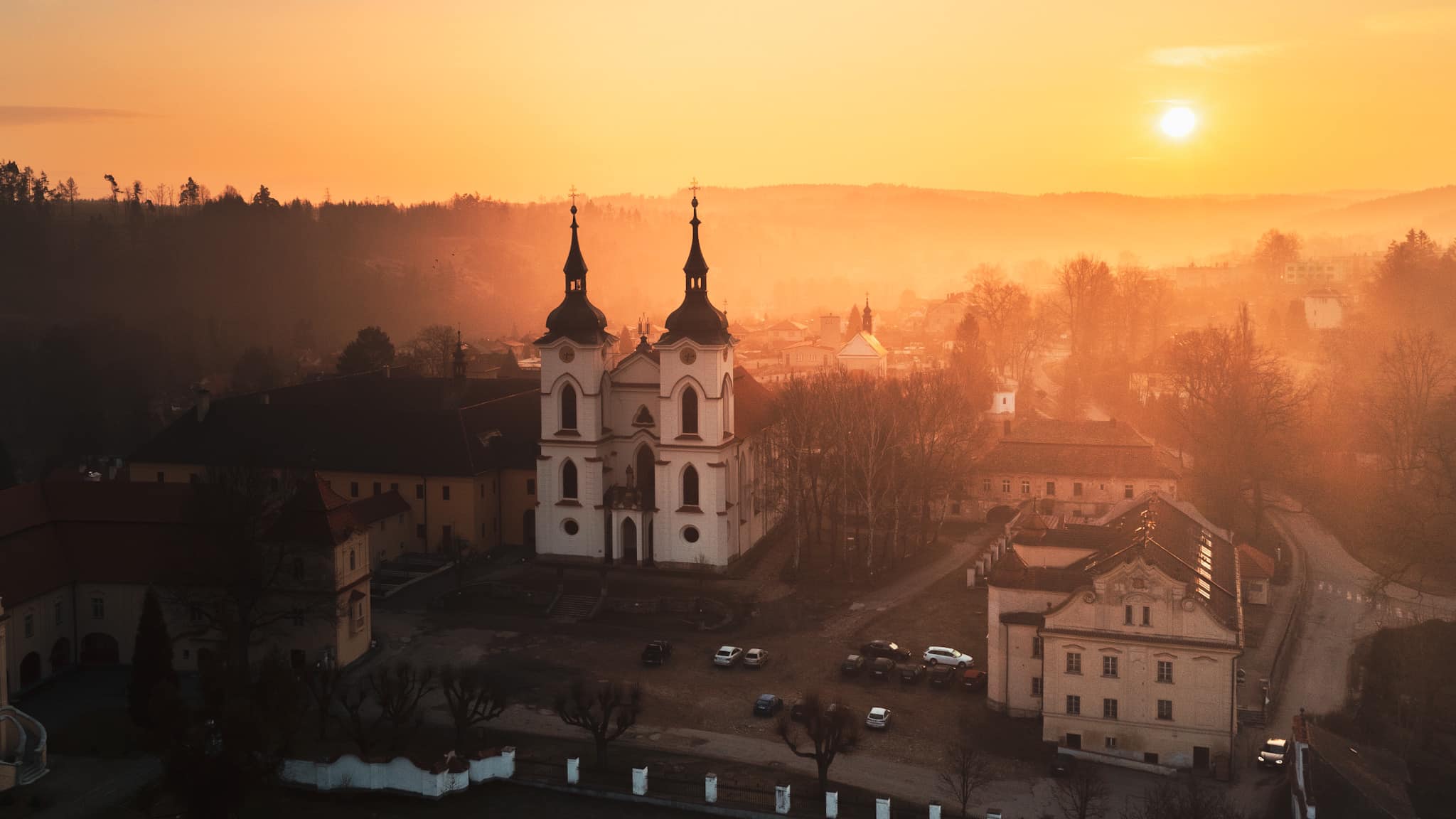 Kostel Narození Panny Marie v Želivě se dvěma věžemi