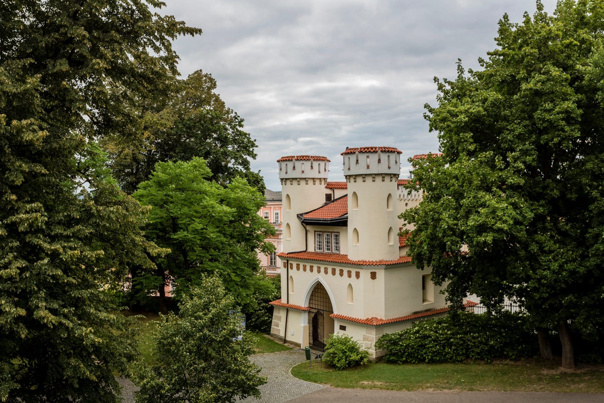 Vlašimská brána v zámeckém parku, kde se hraje Pohádkové léto