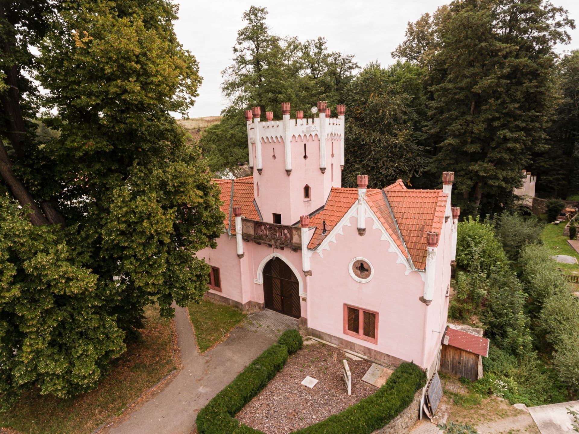 Letecký pohled na novogotickou Domašínskou bránu v zámeckém parku ve Vlašimi