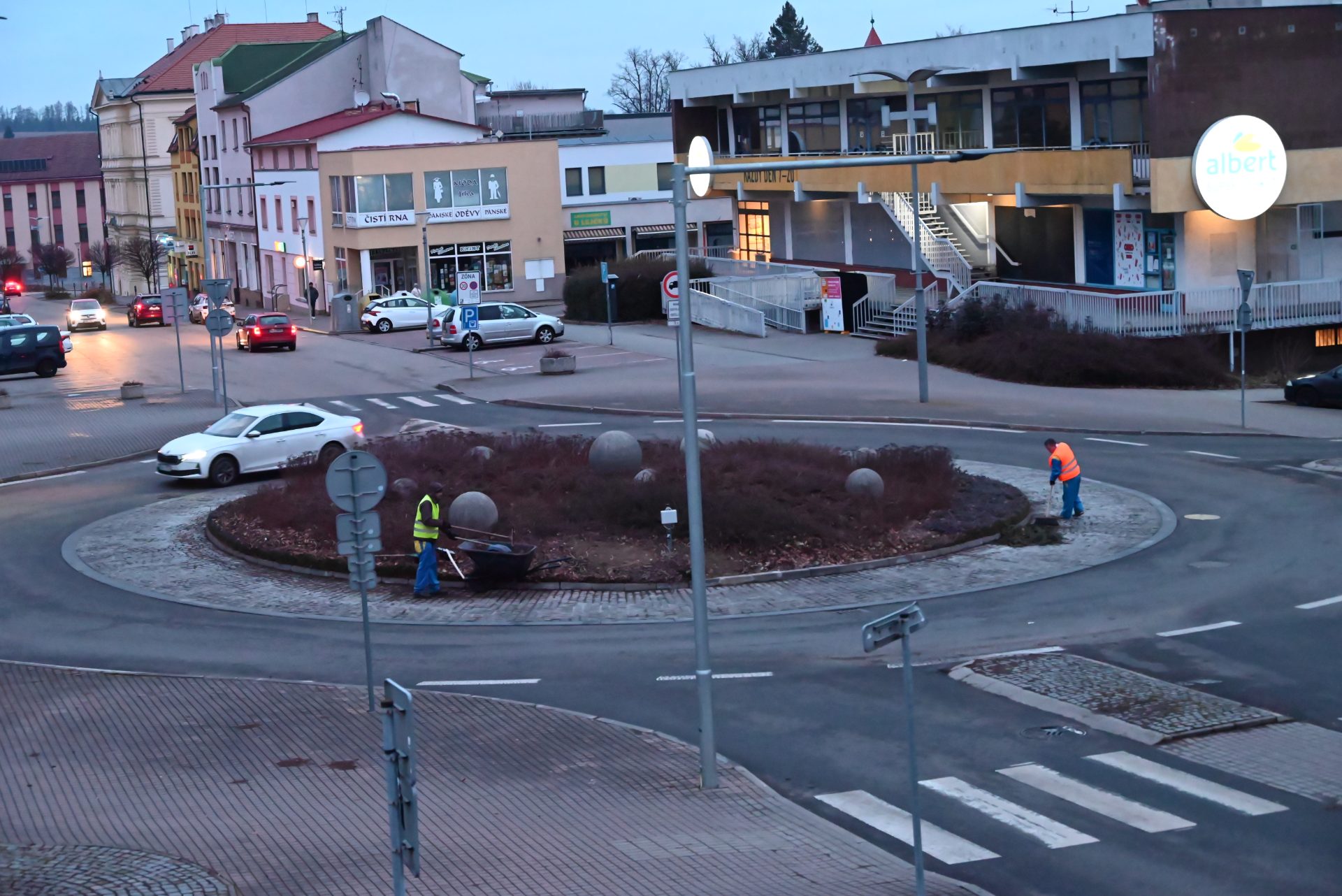 Údržba zeleně na kruhovém objezdu u Husova náměstí ve Vlašimi