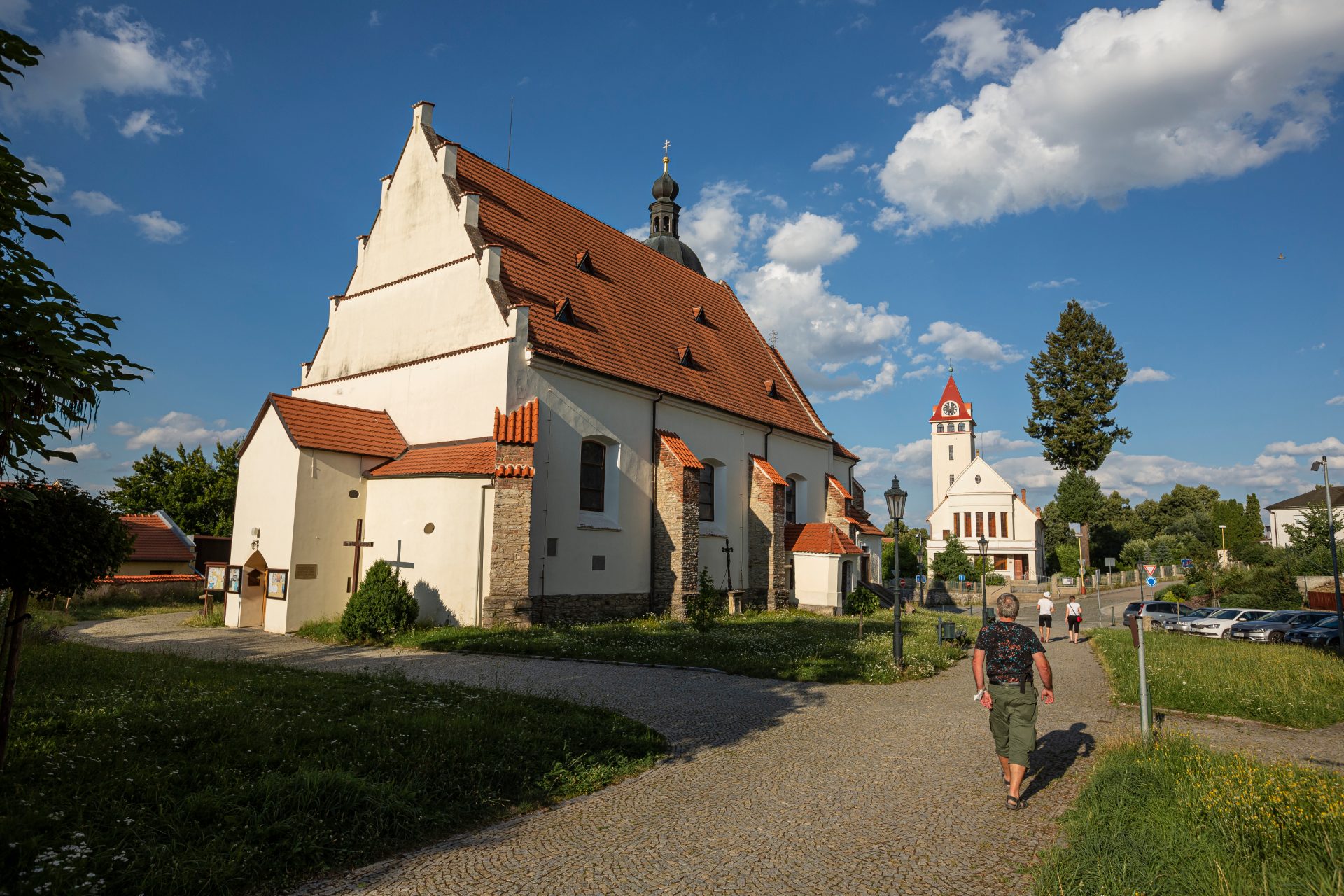 Kostel svatého Jiljí a v pozadí Husův sbor ve Vlašimi