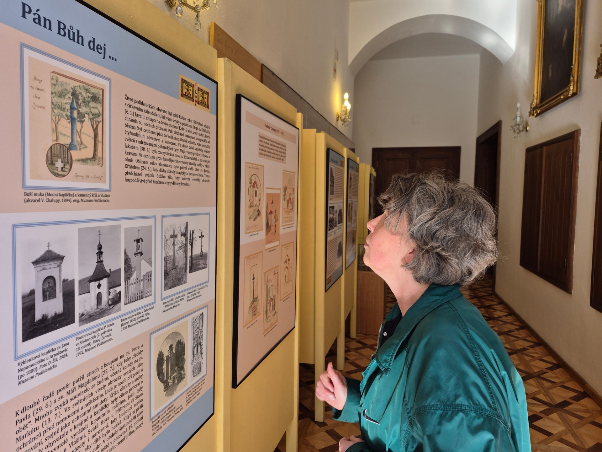 Návštěvnice si prohlíží panely stálé expozice o historii Podblanicka v Muzeu Podblanicka