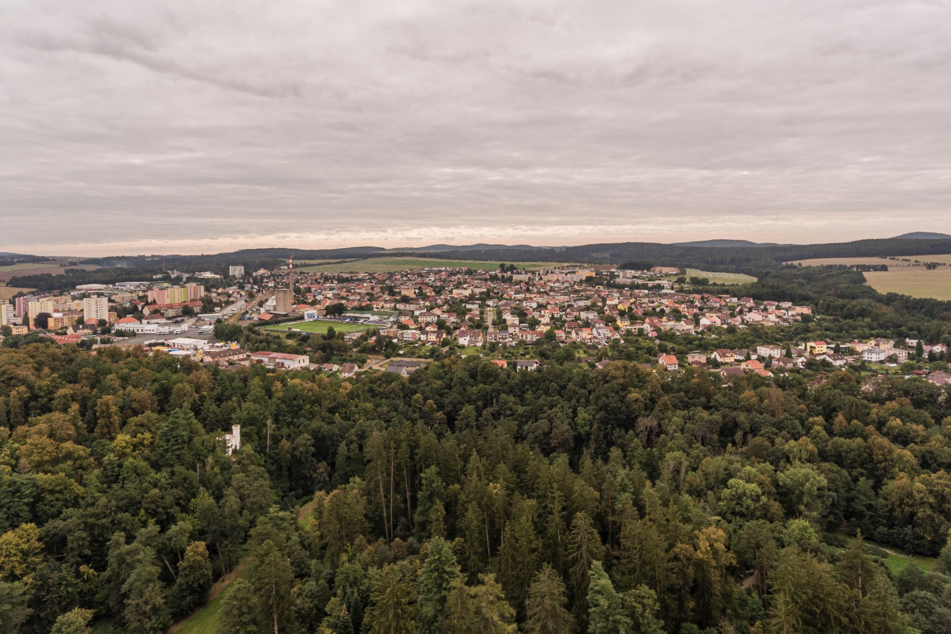Pohled z výšky na Vlašim se zámeckým parkem v popředí