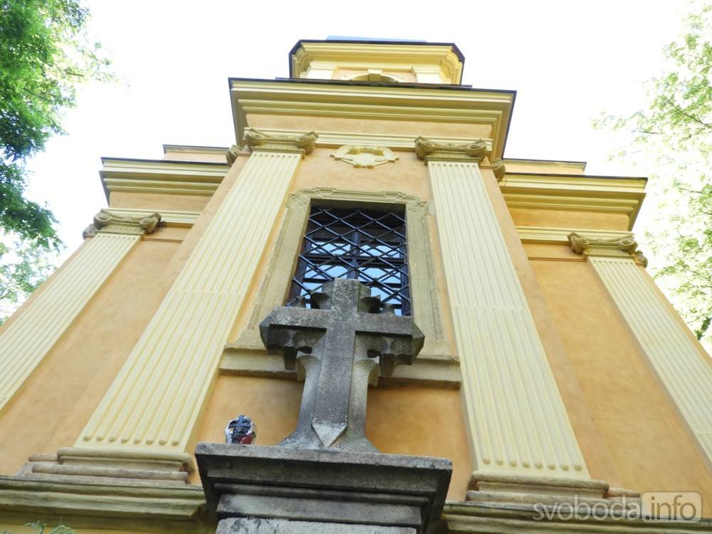 Průčelí Loretánské kaple u Vlašimi s kamenným křížem