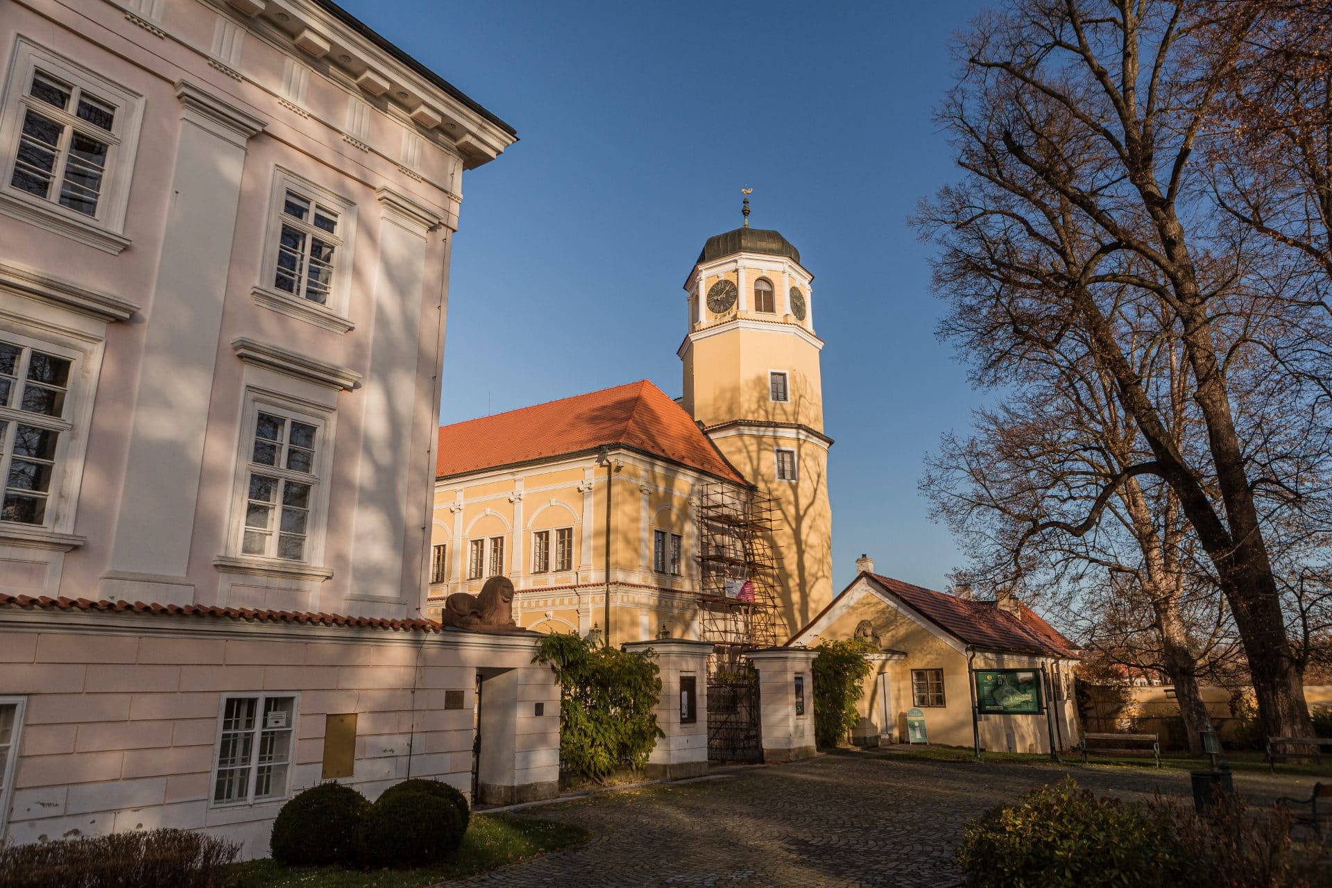 Zámecká věž a průčelí vlašimského zámku v podzimním světle