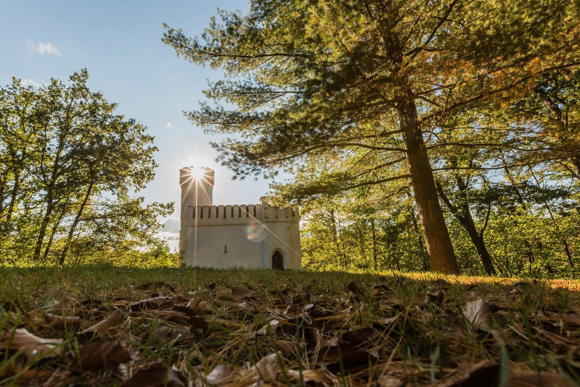 Starý hrad v podzimním zámeckém parku ve Vlašimi