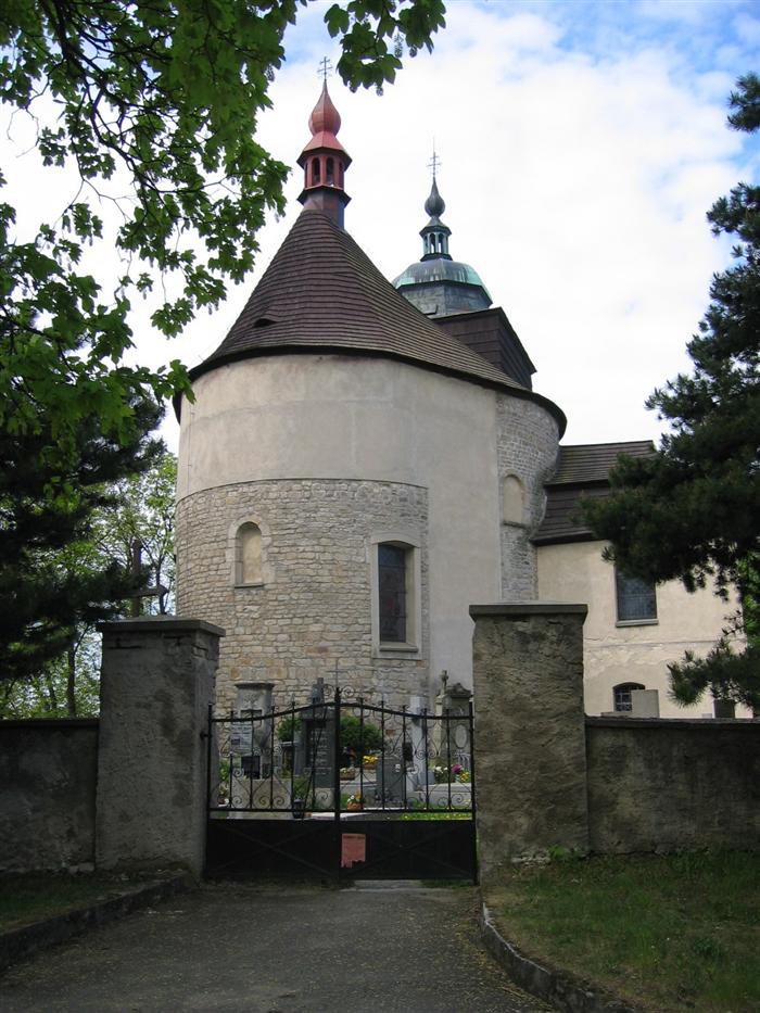 Románská rotunda kostela sv. Jana Křtitele v Pravoníně, pohled od vstupní brány hřbitova